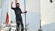 Après avoir perdu son rasoir en mer, Alan Roura s'est présenté hirsute à son arrivée aux Sables d'Olonne, pour l'arrivée de son premier Vendée Globe.
