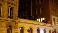 Des militants anti-mal logement occupent un bâtiment du 10e arrondissement de Paris.