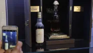 Une photo de la bouteille de rhum (au centre du coffret) vendu 100.000 euros à un Italien.