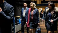 Thierry Légier, à gauche, et Catherine Griset, à droite de Marine Le Pen, ont été placés en garde à vue, mercredi. AFP