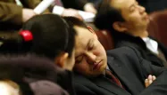 Deux hommes s'endorment pendant une session de l'Assemblée nationale populaire (1280x640) PETER PARKS / AFP