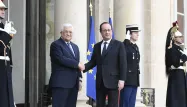 François Hollande a appelé mardi le gouvernement israélien à revenir sur la loi légalisant la construction de logements dans les territoires occupés.