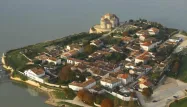 Construit au sommet d'une falaise, le village de Talmont-sur-Gironde est menacé par l'érosion de celle-ci.