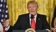 Donald Trump a tenu sa première conférence de presse seul face aux journalistes jeudi à la Maison-Blanche.