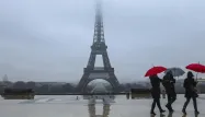 Pour sécuriser davantage la tour Eiffel, un mur de verre "antiballes" pourrait entourer le parvis du monument dès l'automne.