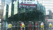 Des militants de Greenpeace devant le siège de Total à La Défense protestent contre un projet d'exploration pétrolière au Brésil, le 27 mars 2017. (1280 x 640 ) DR Greenpeace
