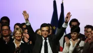 "Je fais front, j'avance, je garde mon cap et je trace ma route", a déclaré l'ancien Premier ministre, jeudi soir, à Caen.