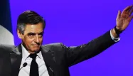 En meeting jeudi soir à Caen, dans le Calvados, François Fillon a fustigé ceux qui fouillent "dans les poubelles" et l'attaquent "sur des boutons de guêtre".