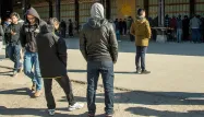 Des migrants, près du camp de Grande-Synthe, à Calais, le 21 mars.