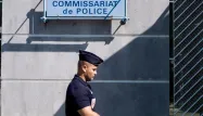 Son épouse, âgée de 57 ans, a été mise en examen pour non-dénonciation de crime et laissée libre sous contrôle judiciaire.