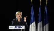 Avant son discours, à Mirande, dans le Gers, Marine Le Pen a bruyamment été accueillie, jeudi après-midi.