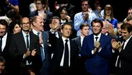 Nicolas Sarkozy entouré de son carré de fidèle, lors d'un meeting à Paris, le 10 octobre dernier.