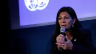 Anne Hidalgo, qui dit avoir appris le projet "quelques minutes avant la presse", "déplore le fait que les collectivités, les partenaires et les joueurs n'aient pas été associés à cette réflexion".