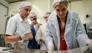 Marine Le Pen, visite chocolaterie, crédit : SEBASTIEN BOZON / POOL / AFP - 1280