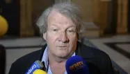 "On s'excuse d'avoir été petit bras la semaine dernière en disant 500.000, en réalité il nous manquait 300.000 euros", a lancé mardi soir le rédacteur en chef du Canard Enchaîné.