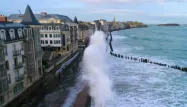 Les images de la plage de Saint-Malo fouettées par les vagues sont assez impressionnantes.