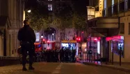 Un policier a été tué par les coups de feu tirés par l'assaillant. Avant même que la fusillade soit revendiquée par l'organisation jihadiste Etat islamique (EI), la moitié haute de l'avenue, vers l'Arc de Triomphe, a été désertée.