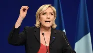 "Emmanuel Macron a la froideur des grandes entreprises qui licencient sans état d'âme", accuse Marine Le Pen.