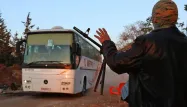 Les Syriens évacués des localités assiégées ont repris leur route vendredi vers leur destination finale.