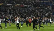 Des supporters ont envahi pendant quelques minutes la pelouse du Parc OL.