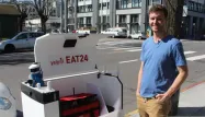 Les robots roulent sur les trottoirs et traversent les rues à la vitesse d'un homme au pas, se repérant grâce à des lasers, des caméras et d'autres capteurs.