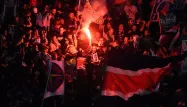 Les supporters parisiens ont arraché des sièges, inscrit des tags et allumé des fumigènes en tribunes.