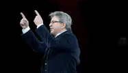 Jean-Luc Mélenchon est en progression dans les récents sondages, où il creuse l'écart avec le socialiste Benoît Hamon.