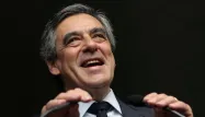 François Fillon en a appelé samedi à Ajaccio à "une vraie révolution", celle "du bon sens", ciblant Emmanuel Macron, qui "ne réussit pas à quitter la basse-cour socialiste".