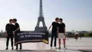 Amnesty International a déployé un drapeau pour dénoncer la répression contre les homosexuels en Tchétchénie.