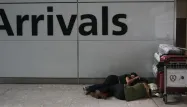 Certains passagers de British Airways ont dormi dans les halls de l'aéroport d'Heathrow à Londres à cause des perturbations sur les vols British Airways.
