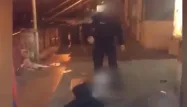 La vidéo diffusée sur les réseaux sociaux montre un policier frappant à la tête à coups de pied un homme terre.