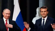 Emmanuel Macron et Vladimir Poutine en conférence de presse au Grand Trianon, à Versailles, lundi. AFP