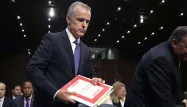 Andrew McCabe, à gauche, est le directeur par intérim du FBI.