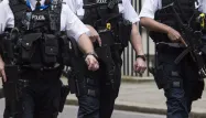 Ces arrestations interviennent quelques jours après l'arrestation d'un homme armé de couteaux près de la résidence de la Première ministre Theresa May.