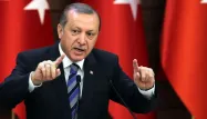 Erdogan avait officiellement coupé ses liens avec le Parti de la Justice et du Développement lorsqu'il a été élu président en 2014