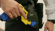 L'enfant a déclaré que ce n'était pas la première fois que son père le menaçait avec un taser.