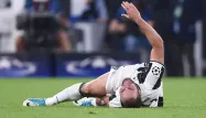 L'attaquant argentin de la Juve est resté de longues minutes au sol après le geste de Kamil Glik.
