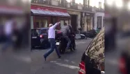 braquage à moto, près des champs-elysées
