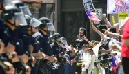 A Portland, la marche à laquelle participaient quelques centaines de personnes a dégénéré après que des anarchistes ont jeté des pierres sur les policiers.