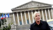 Marine Le Pen et sept autres élus FN ou apparentés font leur entrée à l'Assemblée. Insuffisant pour former un groupe parlementaire.