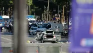 Un homme de 31 ans, islamiste radicalisé, a foncé lundi avec sa voiture chargée d'une bonbonne de gaz et d'armes sur des gendarmes sur les Champs-Élysées à Paris, sans faire de blessé.