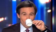 David Pujadas s'est laissé convaincre de boire un café à l'antenne par Jamel Debouze.