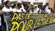 Ce Franco-Sénégalais de 25 ans est mort dans un car de police après avoir été immobilisé et pressé au sol alors qu'il résistait à son arrestation.