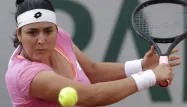 Âgée de 22 ans, la joueuse tunisienne, classée 114 e mondiale, avait réussi l'exploit de battre au tour précédent la Slovaque Dominika Cibulkova, 7e mondiale.