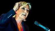 La présidente du FN a estimé jeudi que "le problème de la démocratie" en France serait posé si son parti n'obtenait pas de groupe parlementaire à l'Assemblée nationale à l'issue des législatives.