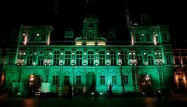 La mairie de Paris a été éclairée en vert jeudi soir pour "marquer la désapprobation" de la capitale française.