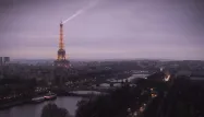 Les faisceaux de la Tour Eiffel s'allument tous les soirs.