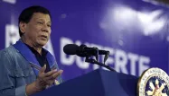 Rodrigo Duterte appelle la police a poursuivre la traque des trafiquants de drogue.