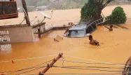 Les glissements de terrain et inondations ont fait plus de 300 morts lundi à Freetown.
