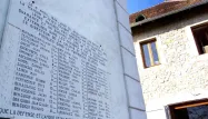 Stèle érigée en mémoire des 44 enfants juifs et 7 adultes déportés après la rafle d'Izieu en 1944 (1280x640).